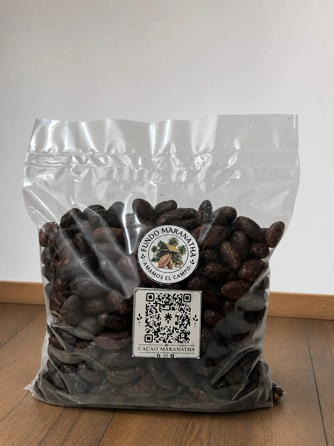 Detalle de cacao tostado pelado entero – Fundo Maranatha