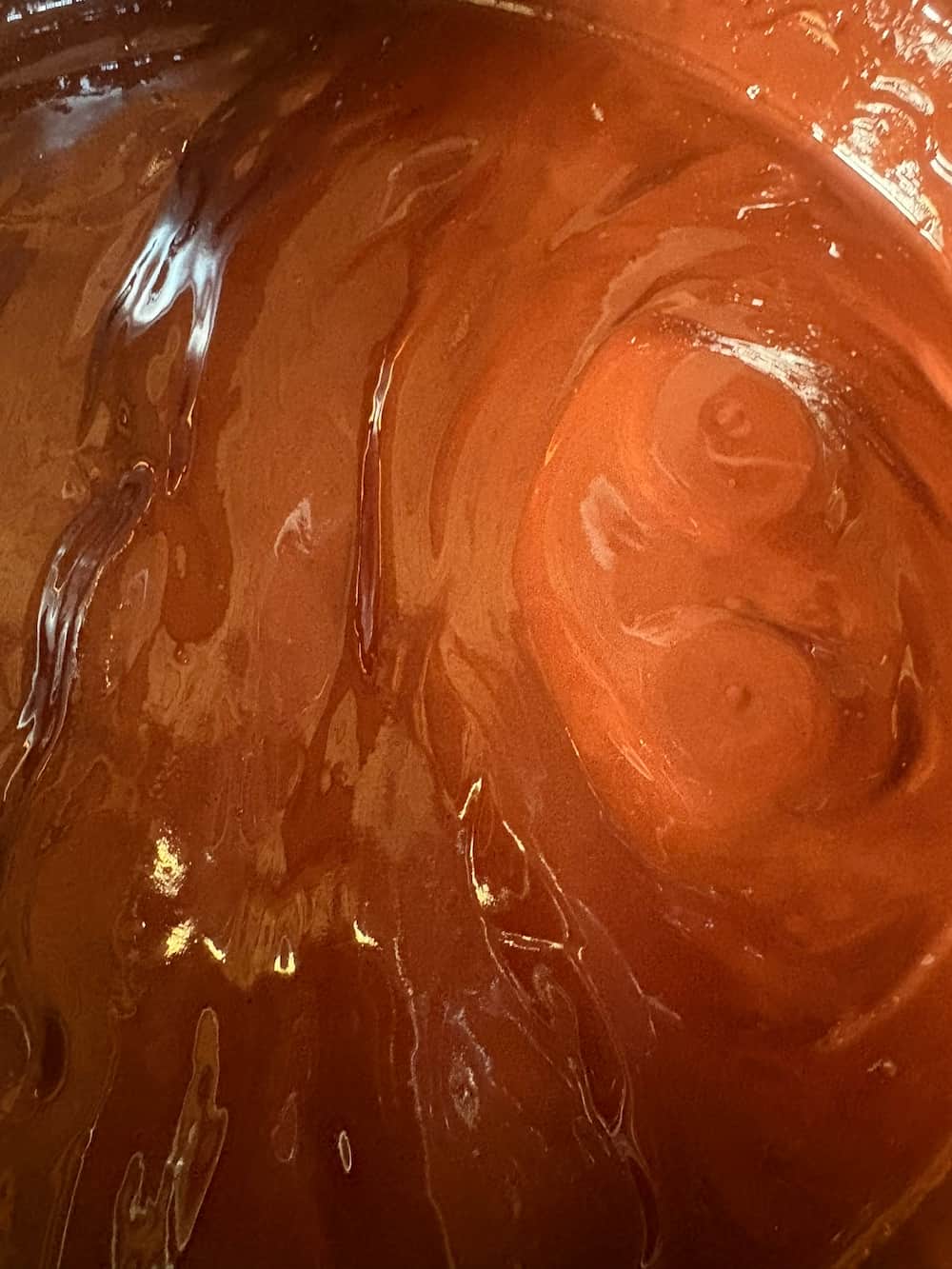 Molienda artesanal del grano de cacao tostado en el Fundo Maranatha para obtener pasta de cacao 100% pura