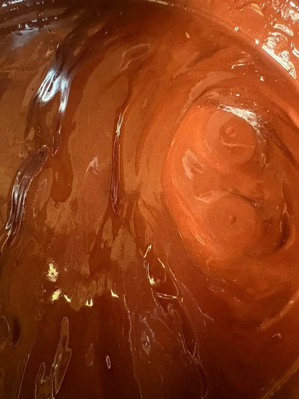 Molienda artesanal de cacao para obtener pasta pura en Fundo Maranatha