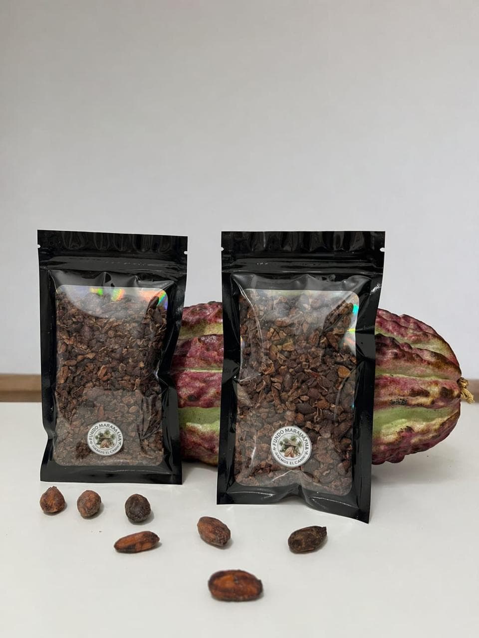 Nibs de cacao puro en bandeja — ingrediente para mascarillas naturales